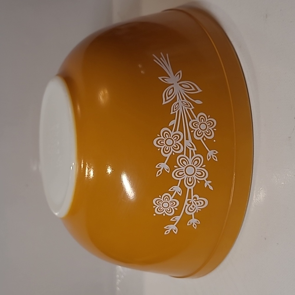 Vintage Pyrex butterfly daisy orange bowl 403-2.5qt